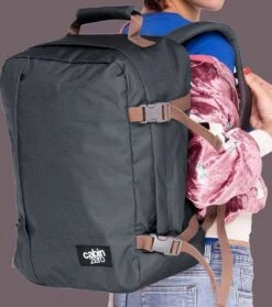 CabinZero Classic 28L Ultra Light Bag Black Sand -Schoolbenodigdheden 1062x1200 2