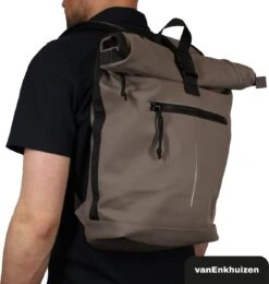 VanEnkhuizen Rolltop Rugzak Met Laptopvak 15,6 Inch - 20 Liter - Waterafstotend En Thermo Materiaal - Taupe -Schoolbenodigdheden 1138x1200 2