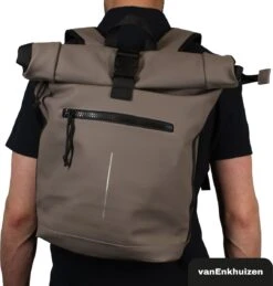 VanEnkhuizen Rolltop Rugzak Met Laptopvak 15,6 Inch - 20 Liter - Waterafstotend En Thermo Materiaal - Taupe -Schoolbenodigdheden 1144x1200