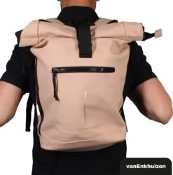 VanEnkhuizen Rolltop Rugzak Met Laptopvak 15,6 Inch - 20 Liter - Waterafstotend En Thermo Materiaal - Roze -Schoolbenodigdheden 1187x1200