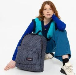 Eastpak OUT OF OFFICE Rugzak, 27 Liter, 13.3 Inch Laptopvak - Refleks Navy 18 Eastpak OUT OF OFFICE Rugzak, 27 Liter, 13.3 Inch Laptopvak - Refleks Navy -Schoolbenodigdheden 1200x1191