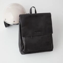 Kaszer Tas, Rundleren Rugzak Met Klepsluiting En Handgreep. Uniseks Model