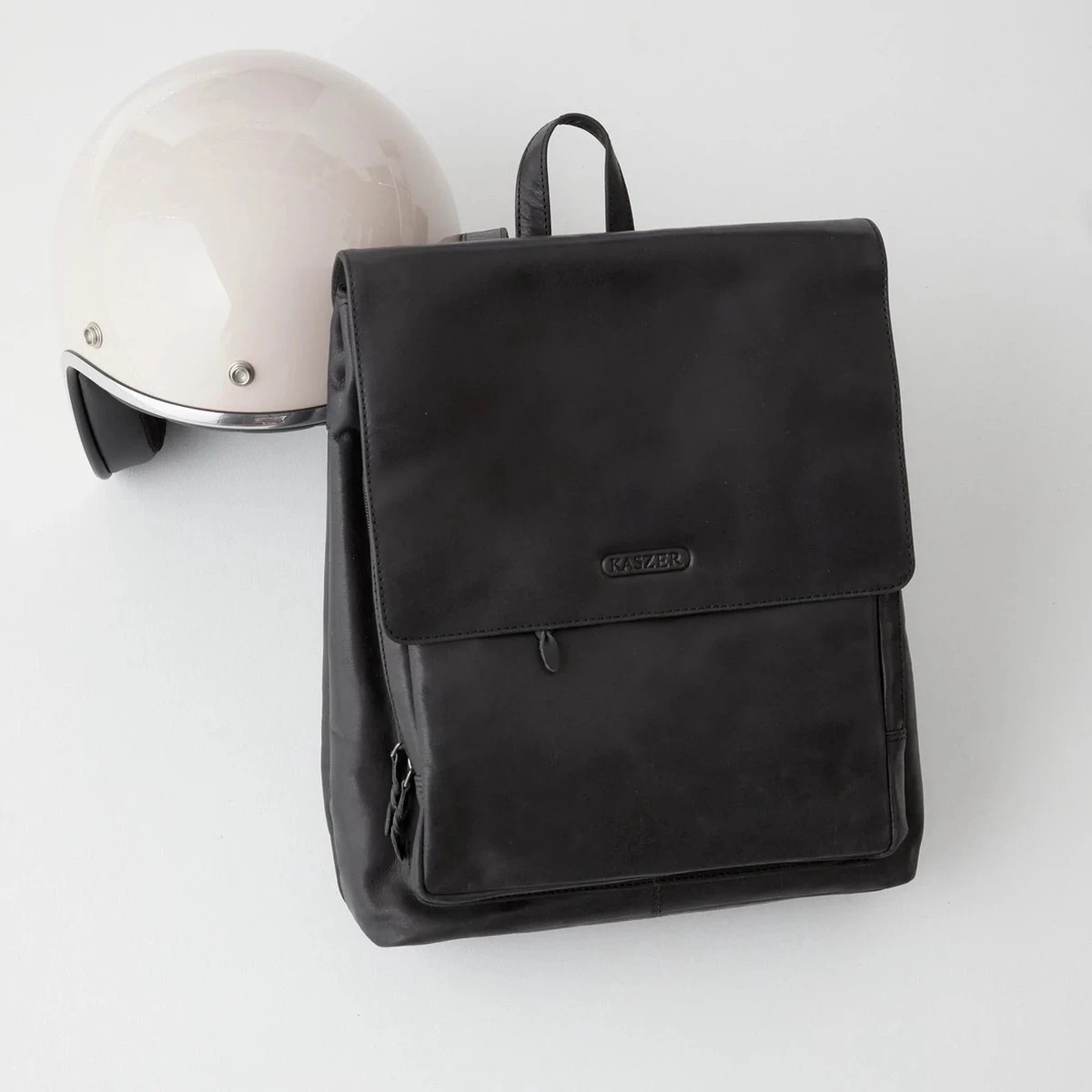 Kaszer Tas, Rundleren Rugzak Met Klepsluiting En Handgreep. Uniseks Model 1 Kaszer Tas, Rundleren Rugzak Met Klepsluiting En Handgreep. Uniseks Model