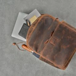 DONBOLSO Rugzak Tokio I Premium Lederen Dagrugzak Voor Mannen En Vrouwen Met Laptopvak I Ideale Lederen Rugzak Voor Op Reis, Kantoor, Universiteit I Handgemaakte Laptoptas I Vintage Bruin 11 DONBOLSO Rugzak Tokio I Premium Lederen Dagrugzak Voor Mannen En Vrouwen Met Laptopvak I Ideale Lederen Rugzak Voor Op Reis, Kantoor, Universiteit I Handgemaakte Laptoptas I Vintage Bruin -Schoolbenodigdheden 1200x1200 367