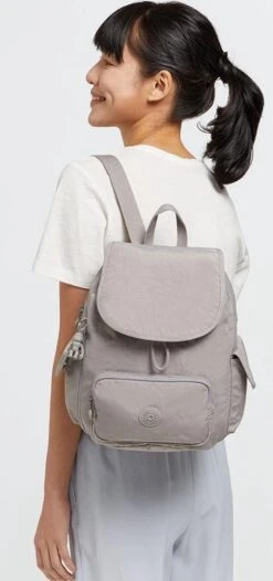 Kipling CITY PACK S Rugzak, 13 Liter - Grey Gris 19 Kipling CITY PACK S Rugzak, 13 Liter - Grey Gris -Schoolbenodigdheden 564x1200 4