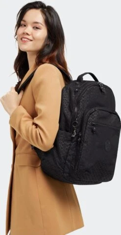 Kipling SEOUL Rugzak, 27 Liter, 15 Inch Laptopvak - Signature Emb 18 Kipling SEOUL Rugzak, 27 Liter, 15 Inch Laptopvak - Signature Emb -Schoolbenodigdheden 622x1200 1
