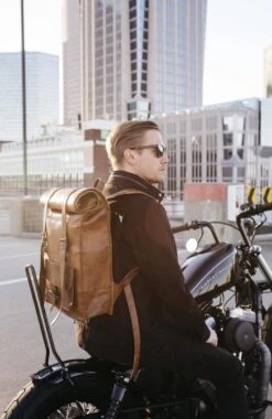 Johnny Fly Leren Rolltop Vintage Rugtas - Bruin - Ecologisch -Schoolbenodigdheden 779x1200 3