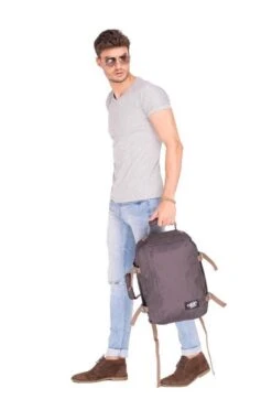 CabinZero Classic 28L Ultra Light Bag Black Sand -Schoolbenodigdheden 796x1200 10