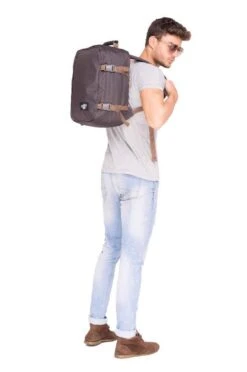 CabinZero Classic 28L Ultra Light Bag Black Sand -Schoolbenodigdheden 796x1200 9