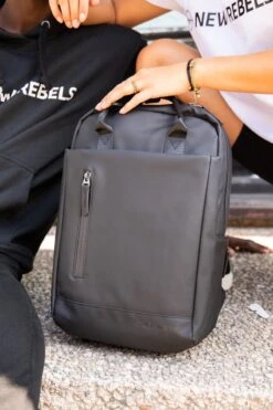 New Rebels® Harper - Rugtas - Zwart - Waterbestendig - 9L - 28x8x38cm - Rugzak / Backpack 30 New Rebels® Harper - Rugtas - Zwart - Waterbestendig - 9L - 28x8x38cm - Rugzak / Backpack -Schoolbenodigdheden 800x1200 43