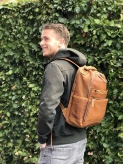 Chesterfield Bags Leren Laptop Rugzak Austin Bruin -Schoolbenodigdheden 900x1200 3