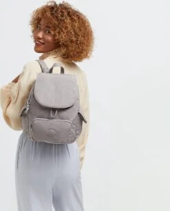 Kipling CITY PACK S Rugzak, 13 Liter - Grey Gris 18 Kipling CITY PACK S Rugzak, 13 Liter - Grey Gris -Schoolbenodigdheden 970x1200 3